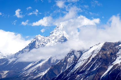 Vista general muestra las nubes que rodean el monte Ama Dablam desde Syangboche en la región del Everest, a unos 140 kms al noreste de Katmandú, el 25 de marzo de 2020.