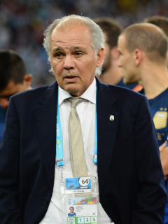 Alejandro Sabella con Lionel Messi, cuando dirigía a la Selección de Argentina, ilustra nota sobre detalles de su muerte y de qué falleció.
