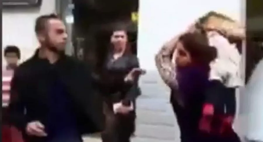 Madre usa a hija para golpear a hombre, en España