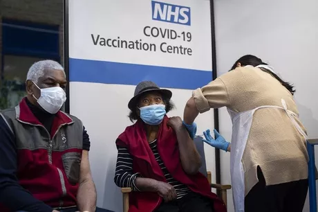 Británicos reciben vacuna contra COVID-19 y piden a estas personas que aún no se inoculen.