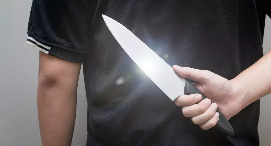 Imagen de un hombre sosteniendo cuchillo, como referencia a feminicidio en Bogotá.
