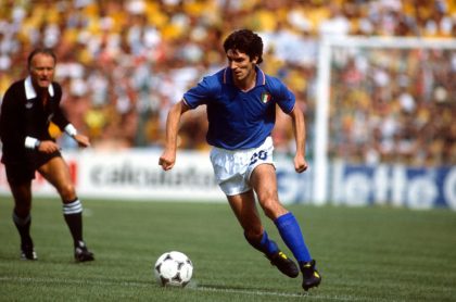 Paolo Rossi, en el partido contra Brasil en 1982, uno de los juegos que lo convirtió en leyenda del fútbol mundial. 