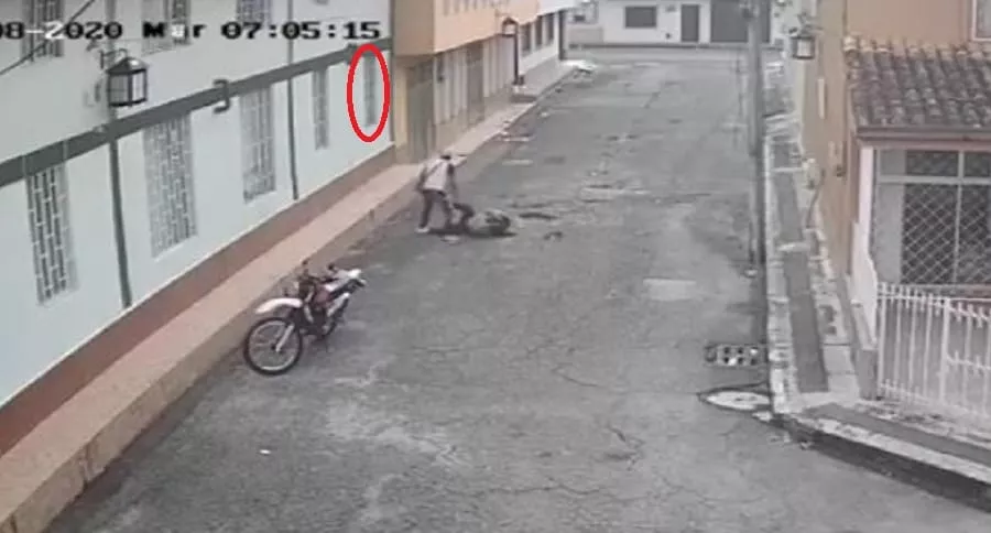 Imagen de la salvaje agresión a una mujer en una calle en Popayán