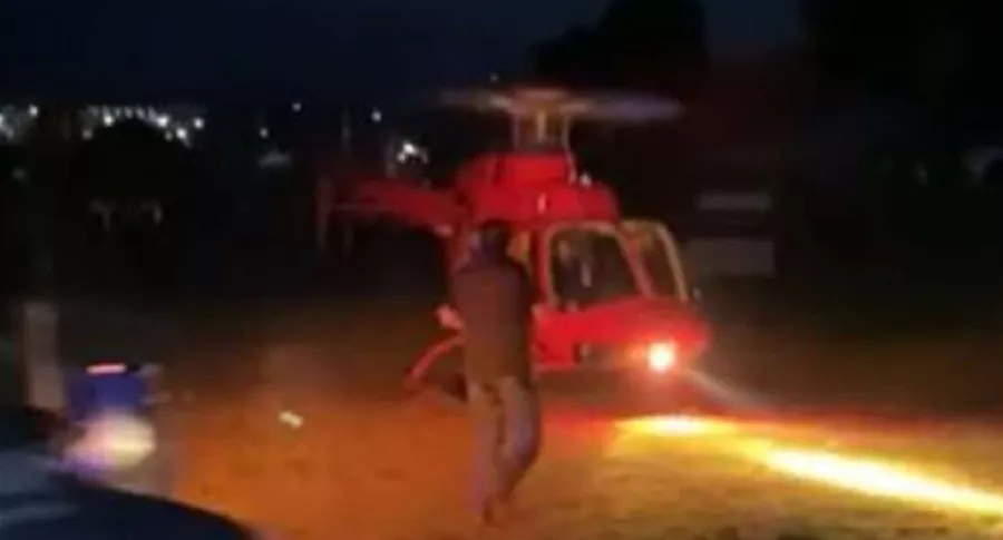Imagen del momento en que el empresario del tequila, Jorge Casillas, se acerca al helicóptero que lo impactó