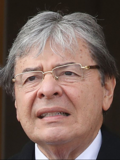 El director de la Policía, general Óscar Atehortúa, y el ministro de Defensa, Carlos Holmes Trujillo.