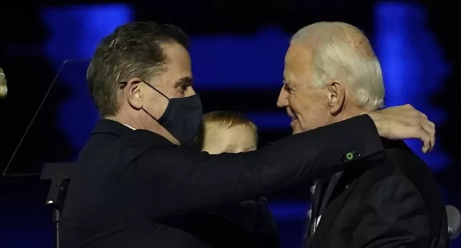 El presidente electo de los EE.UU., Joe Biden (derecha), abraza a su hijo Hunter Biden (izquierda), a quien se le acaba de abrir una investigación fiscal, en el escenario después de pronunciar un discurso en Wilmington, Delaware, el 7 de noviembre de 2020.