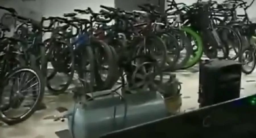 Encuentran bodega con decenas de bicicletas robadas, en Bogotá