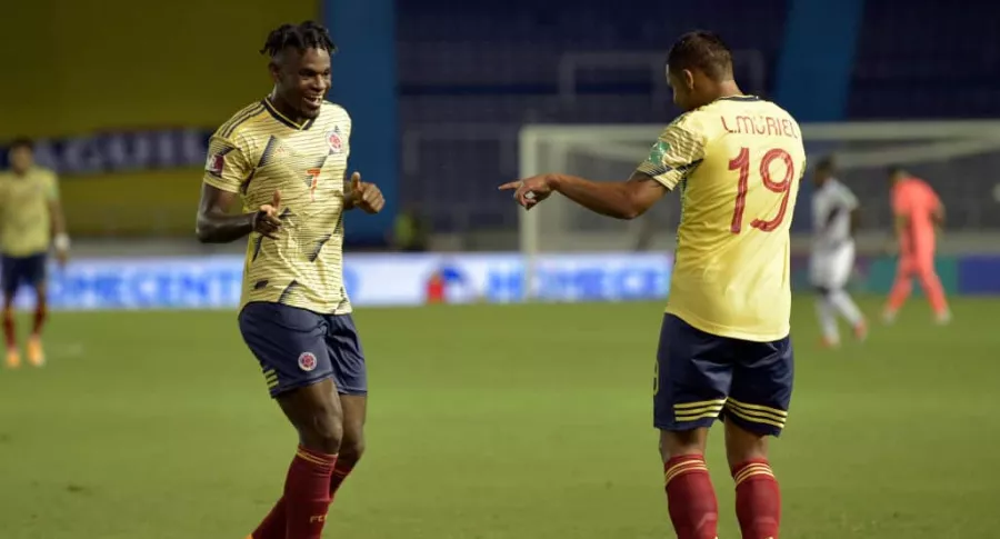 Duván Zapata y Luis Fernando Muriel celebran gol con la selección Colombia
