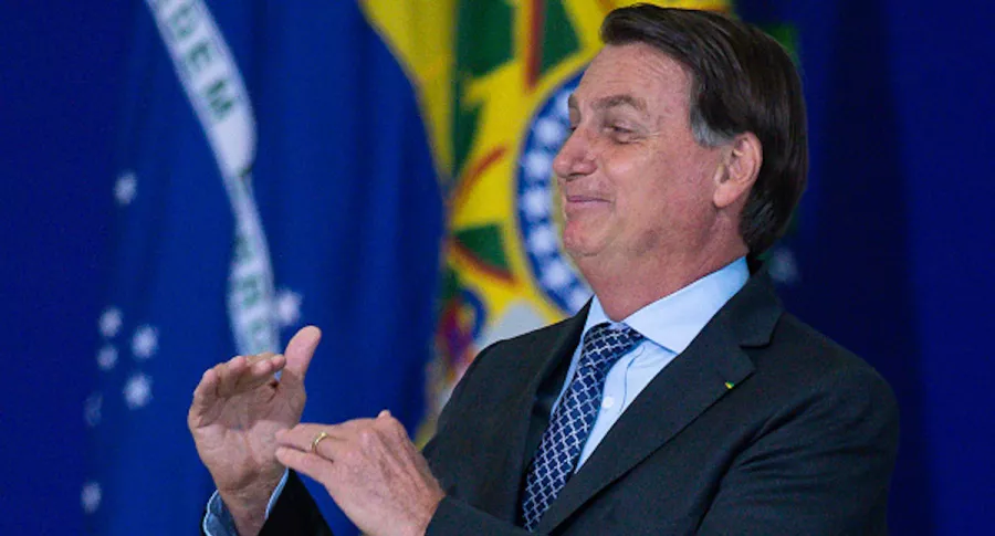 Bolsonaro dice que pandemia acaba pero números lo contradicen.