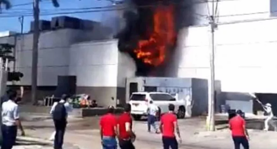 El incendio ocurrió en el área en donde descargan mercancías para el supermercado SAO de la 93 en Barranquilla