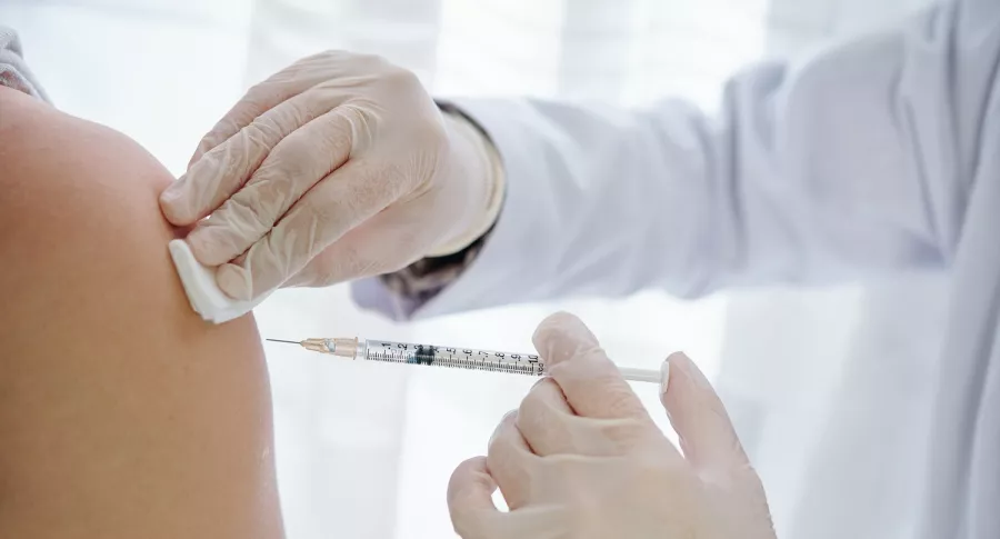 No hay una fecha oficial para la vacunación contra la COVID-19 en Colombia, pero se esperan avances pronto.