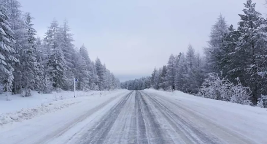Carretera con nieve en Rusia, ilustra nota de joven que murió congelado tras tomar camino equivocado indicado por Google Maps