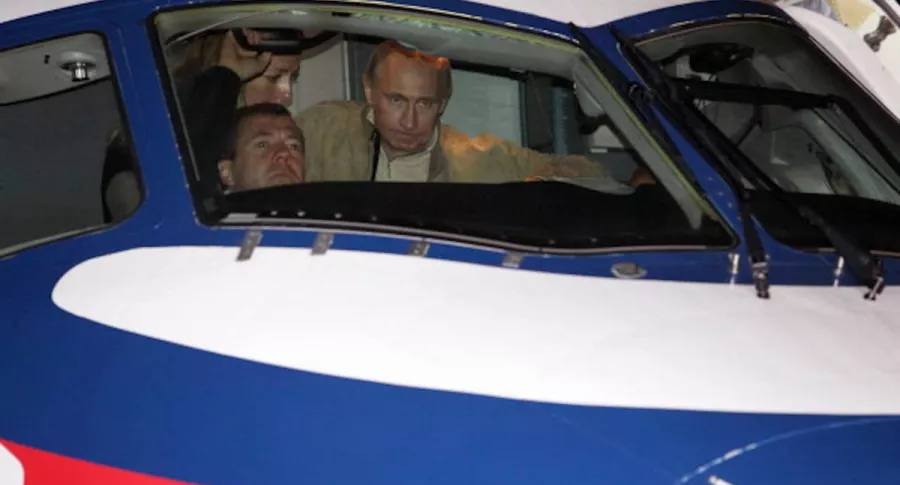 Dmitry Medvedev (i) y Vladimir Putin, hace años en una revisión de aeronaves rusas.