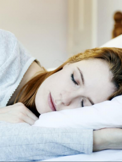 Mujer durmiendo para ilustrar nota sobre significado de los sueños