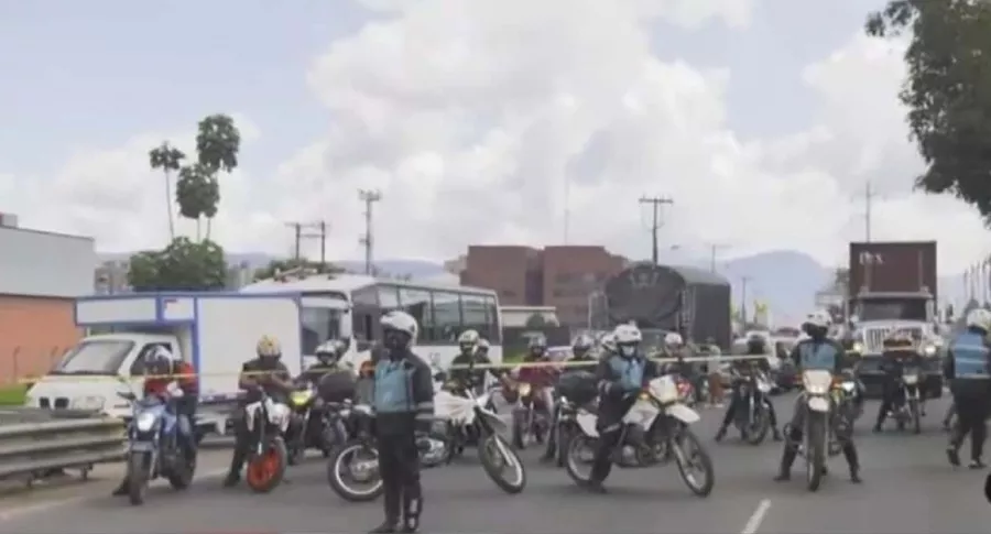 Imagen de funcionarios de Movilidad Bogotá que cerraron la calle 13 hacia el occidente a la altura de la avenida Ciudad de Cali