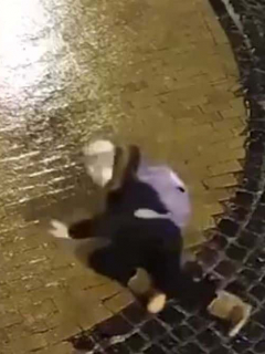 Captura de pantalla de joven que cae varias veces al suelo por calles llenas de hielo