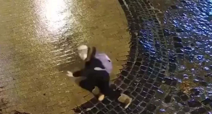 Captura de pantalla de joven que cae varias veces al suelo por calles llenas de hielo
