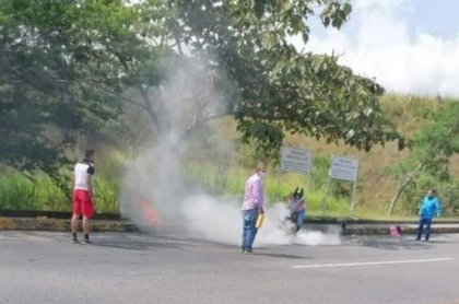 Momento en que conductores tratan de auxiliar al hombre que se prendió fuego en una vía de Ibagué 