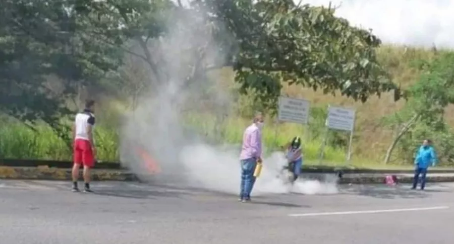 Momento en que conductores tratan de auxiliar al hombre que se prendió fuego en una vía de Ibagué 