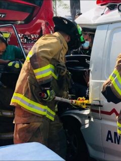 Imagen del momento en que bomberos rescatan a dos personas atrapadas en la ambulancia, que chocó con un bus de Transmilenio en Kennedy