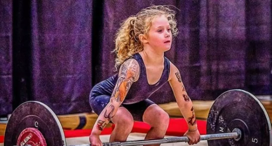 Rory van Ulft, la niña de 7 años que es considerada la más fuerte del mundo al levantar 80 kilos con una barra olímpica