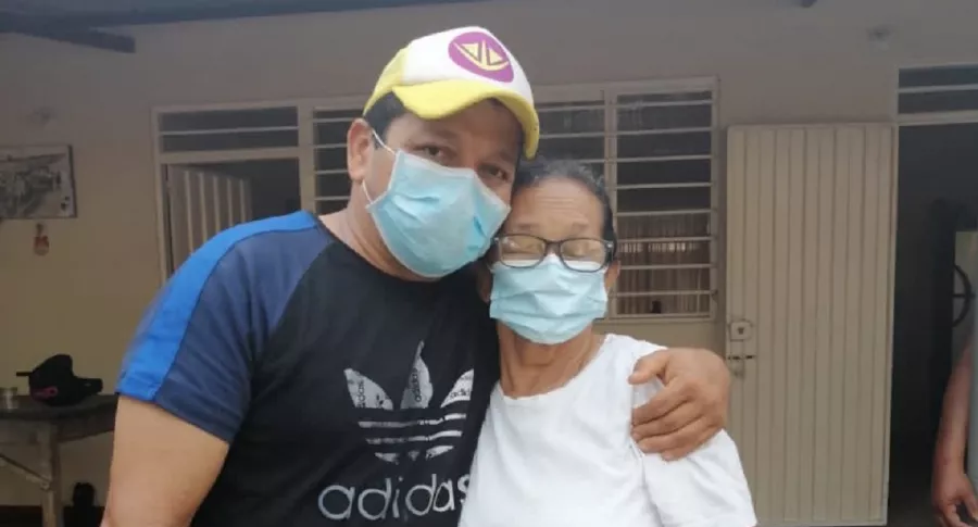 Manuel Alexis Tovar Bello, quien fue liberado este 12 de diciembre en Arauca, junto a su mamá, María Guillermina Bello.