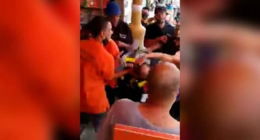 Captura de pantalla del momento en que golpean brutalmente a agente de tránsito en Medellín