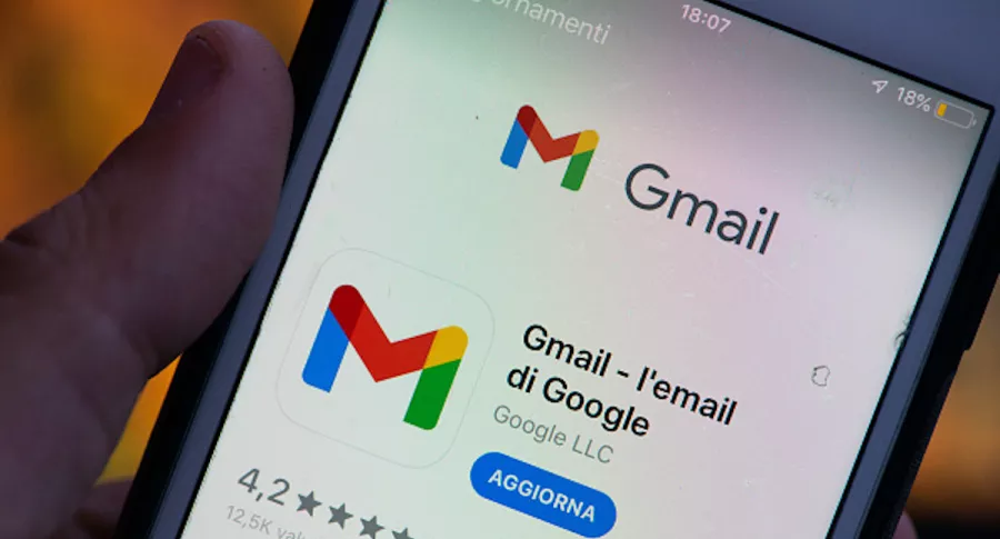 Imagen de Gmail en un celular, ilustra nota de caída de servicios de Google en varios países
