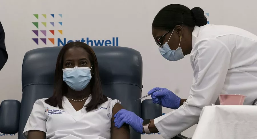 Sandra Lindsay, una enfermera de Nueva York, reciebiendo la primera vacuna de Pfizer contra COVID-19 en Estados Unidos.