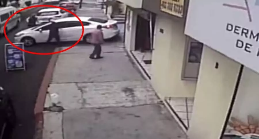 Captura de pantalla de video en el que hombre evita robo y luego vuelve para estrellar a ladrones