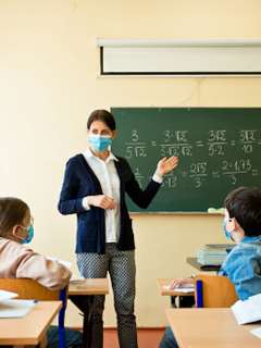 Profesores deberían tener prioridad en vacuna contra COVID-19