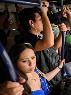 Pasajeros de bus ilustran nota sobe posible aumento en la capacidad de ocupación del transporte público