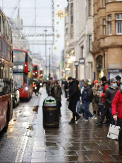 Compradores y peatones caminan por Oxford Street, en el centro de Londres, el 14 de diciembre de 2020. La ciudad decidió cerrar de nuevo cines, teatros y restaurantes.