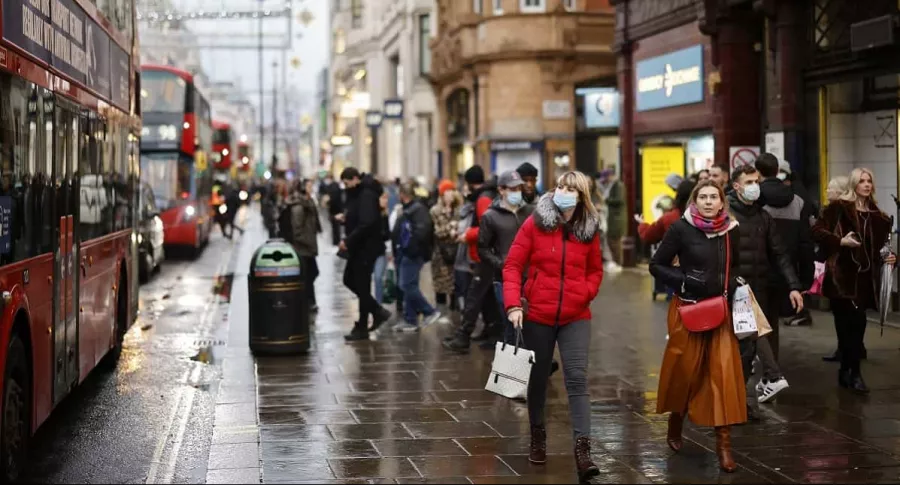 Compradores y peatones caminan por Oxford Street, en el centro de Londres, el 14 de diciembre de 2020. La ciudad decidió cerrar de nuevo cines, teatros y restaurantes.