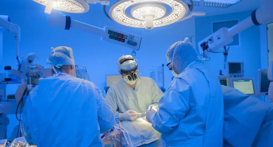 Imagen de cirujanos en un quirófano que ilustra nota; cuáles son las cirugías aplazadas hasta enero, en Bogotá