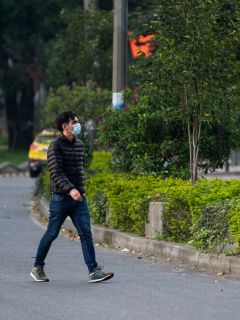 Jóvenes tienen más riesgo de morir por COVID-19 en Latinoamérica. Joven caminando en Colombia.