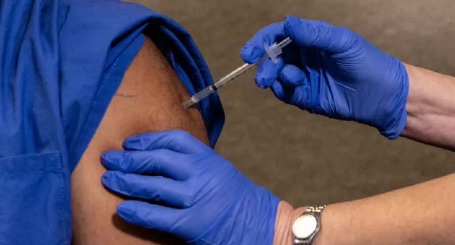 Los dos primeros casos de reacciones severas a la vacuna de Pfizer y BioNTech se registraron en el Reino Unido.
