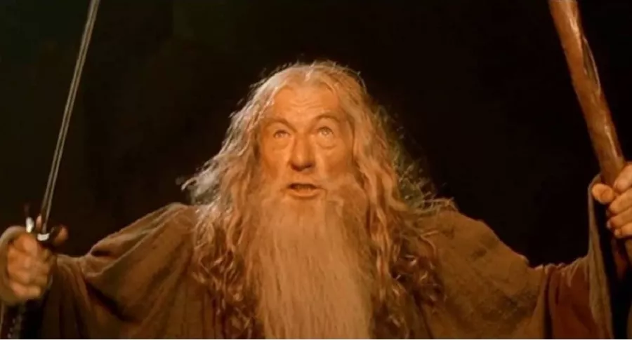 El actor Ian McKellen, famoso entre otros por su papel de Gandalf en 'El señor de los anillos', recibió vacuna para el coronavirus.