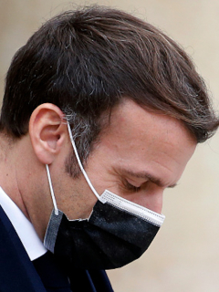 Emmanuel Macron usaba el tapabocas juiciosamente.