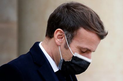 Emmanuel Macron usaba el tapabocas juiciosamente.