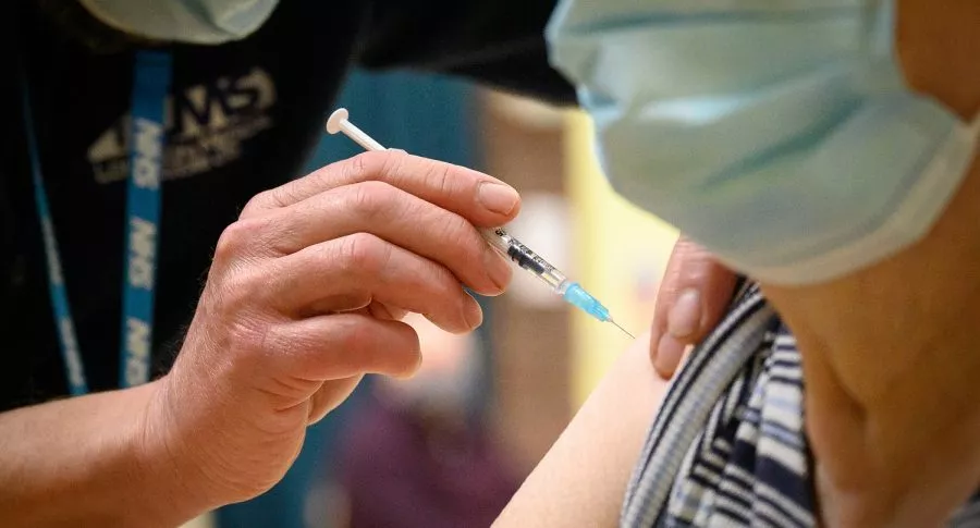 Imagen de vacuna ilustra nota sobre que el Ministerio de Salud aclaró que Colombia no está en riesgo de quedarse sin vacuna del mecanismo Covax