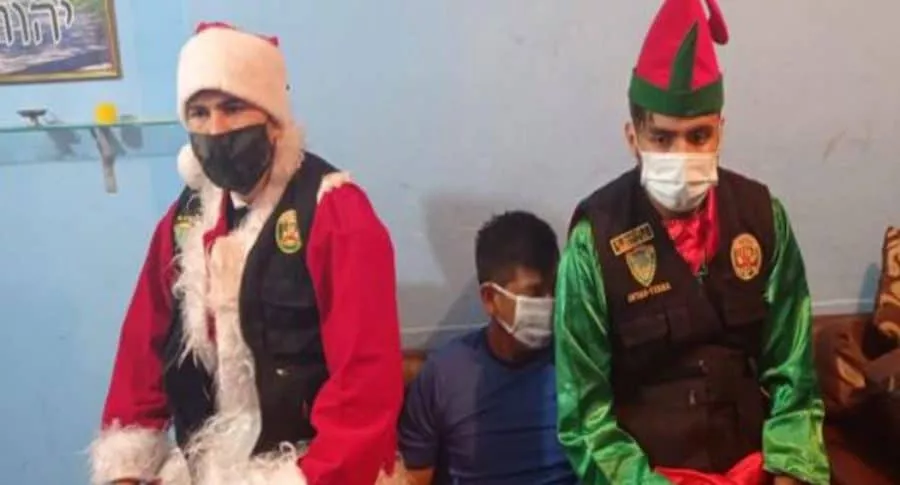 Policías de Perú capturan a narcotraficante disfrazados de Papá Noel y duende