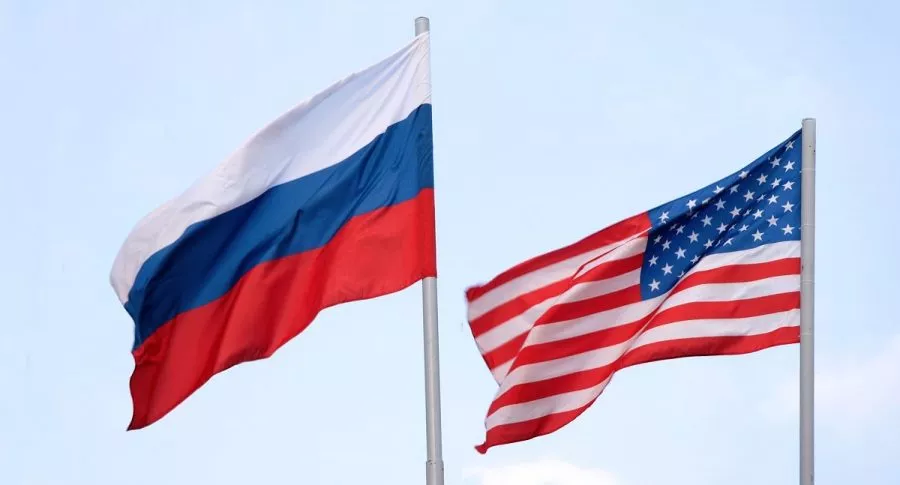 Banderas de Rusia y Estados Unidos, que cerraría sus últimos consulados en el país euroasiático.