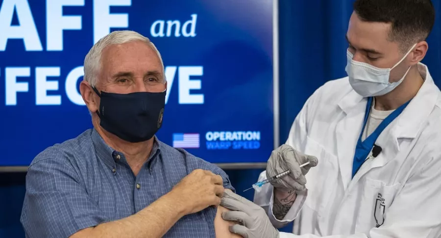 Mike Pence, vicepresidente de EE. UU., poniendose la vacuna contra COVID-19.