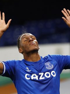 Yerry Mina, celebrando su gol con Everton ante Arsenal por Premier League.