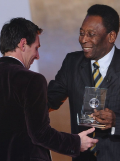 Lionel Messi (izq.) recibe de manos de Pelé el premio FIFA / FIFPro World XI, el 9 de enero de 2012, en Suiza. Esté sábado, el argentino igualó el récord de Pelé como máximo anotador para un mismo club.