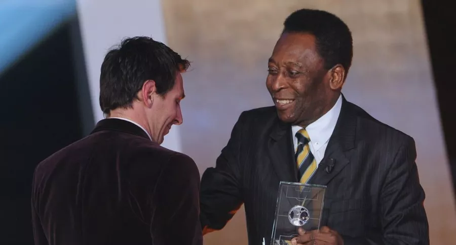 Lionel Messi (izq.) recibe de manos de Pelé el premio FIFA / FIFPro World XI, el 9 de enero de 2012, en Suiza. Esté sábado, el argentino igualó el récord de Pelé como máximo anotador para un mismo club.