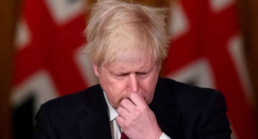 Boris Johnson hace gestos durante una conferencia de prensa virtual, el 19 de diciembre de 2020, en la que anunció una orden de "quedarse en casa" para que Londres y el sureste de Inglaterra desaceleren nueva cepa de coronavirus que es significativamente más infecciosa.