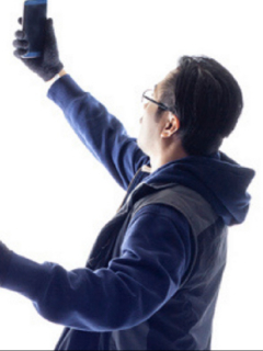 Hombra tomándos selfi ilustra artículo Murió biólogo al caer a precipicio, por tomarse una selfi