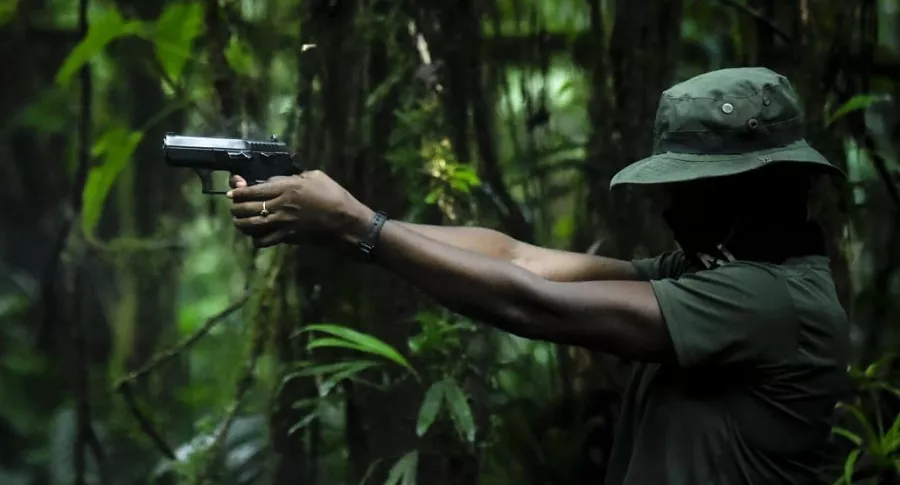 Guerrillero del Eln apunta con una pistola. De esa guerrilla, según el comandante de las FF.MM. colombianas, hay varios integrantes en Venezuela, lo mismo que de disidencias de las Farc.